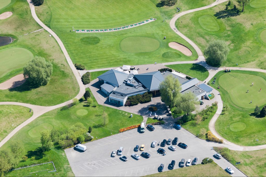 Drönarbild på en trevlig golfklubb under sommaren. 