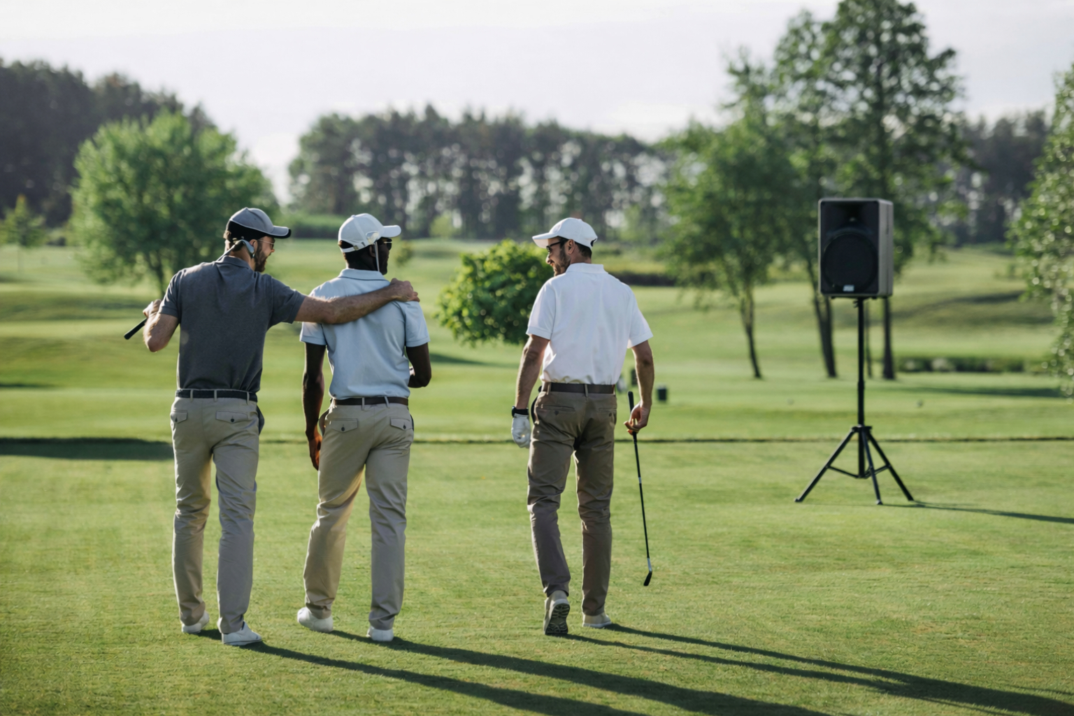 En högtalare vid ett golfevent.