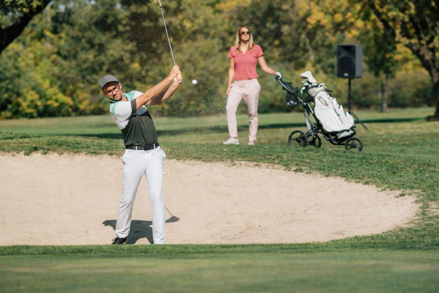 Ett fint golfslag vid en bunker. 