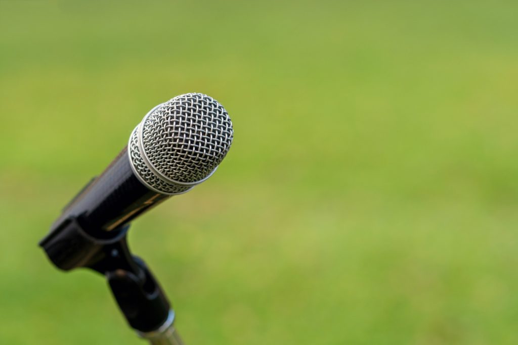 En mikrofon på ett event för speakerreklam. 