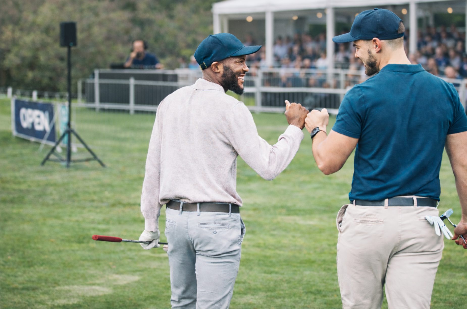 Fist bump efter en bra match i golf.