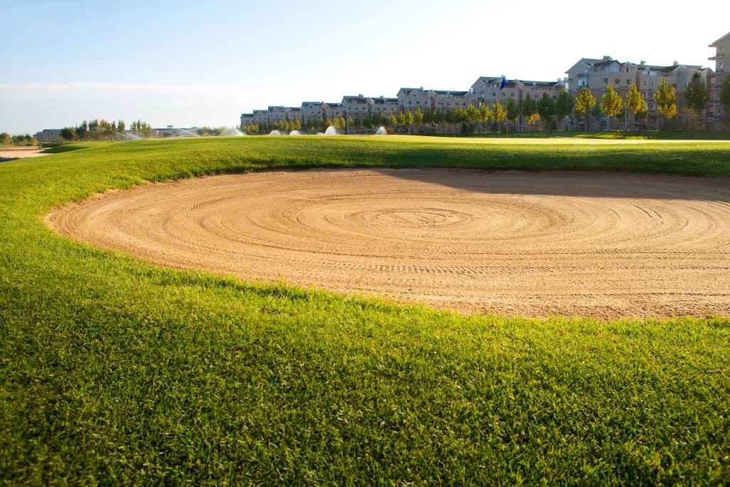 Fin sanddyna på golfbana